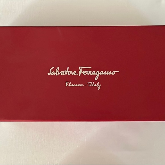Salvatore Ferragamo Bow Pump Shoe - Picture 5 of 5